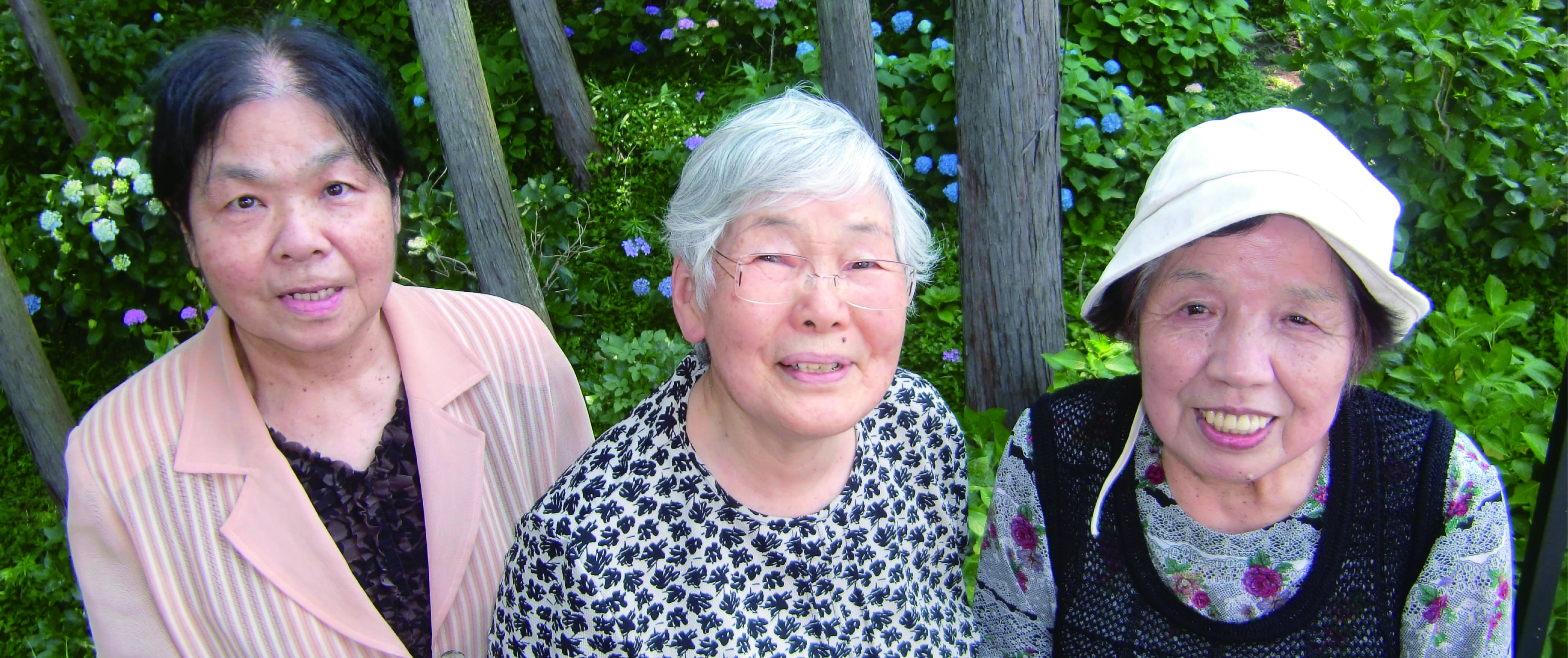 おばあちゃん3人が並んで微笑んでいる様子