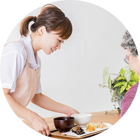 食事の準備をするスタッフ